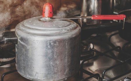उड़ गई है प्रेशर कुकर की चमक? दिखने लगा है काला-गंदा? सस्ती चीजों से करें साफ
