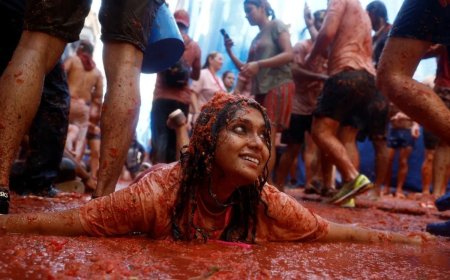 भारत में पहली बार टमाटर से खेली जाएगी होली, सोशल मीडिया पर छिड़ गई जमकर बहस