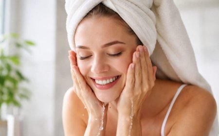 सुबह उठते ही चेहरे पर क्या लगाना चाहिए, जानिए पूरा मॉर्निंग स्किन केयर रूटीन