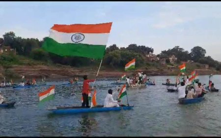 Tiranga Yatra: दमोह की सुनार नदी में अनोखी तिरंगा यात्रा, भारत माता के जयकारे से गूंज उठा इलाका