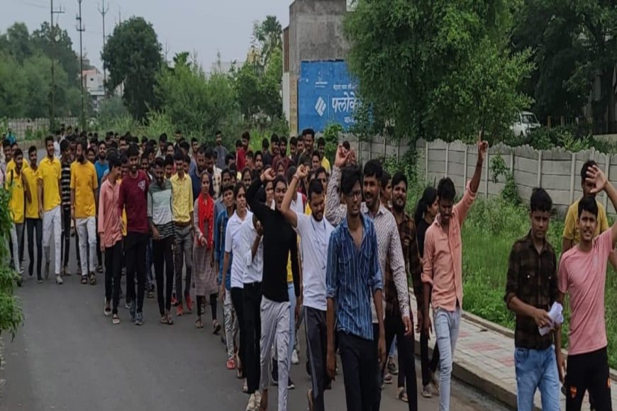 पटवारी चयन परीक्षा में हेरा-फेरी का आरोप, सड़कों पर उतरे विद्यार्थी ने कलेक्टर को सौंपा ज्ञापन